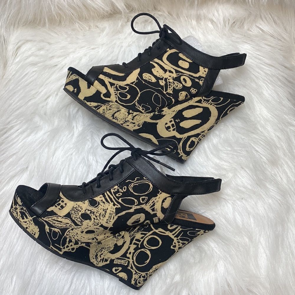 BC FOOTWEAR Wedge Black Skulls Sandals